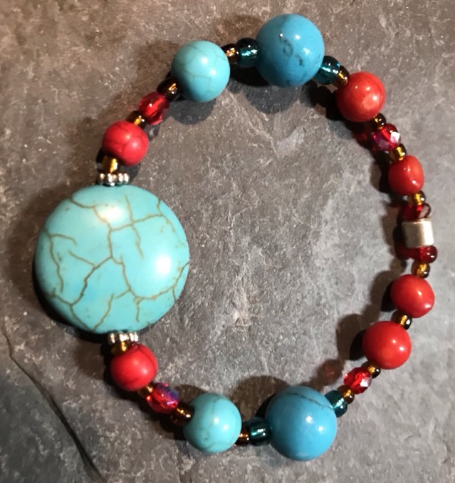 image de Bracelet de perles faites à la main en corail rouge et turquoise - Artiste Kenza Deschênes Kherchi
